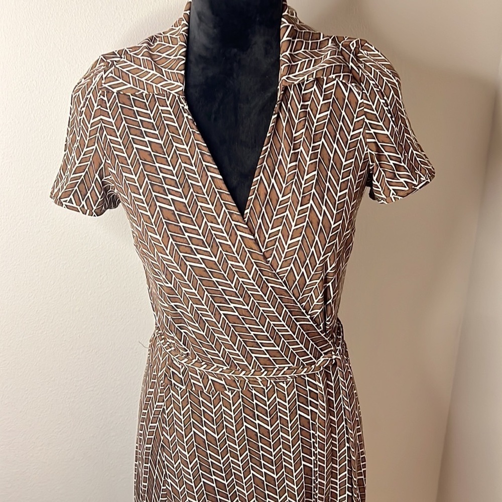 BCBG MaxAzria brown print wrap around circular dress V cleavage‎ Sz M